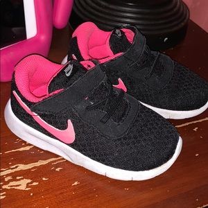 Toddler girls Nike black running shoes